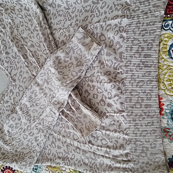 💥3 for $15💥 GAP Leopard sweater - Picture 5 of 7